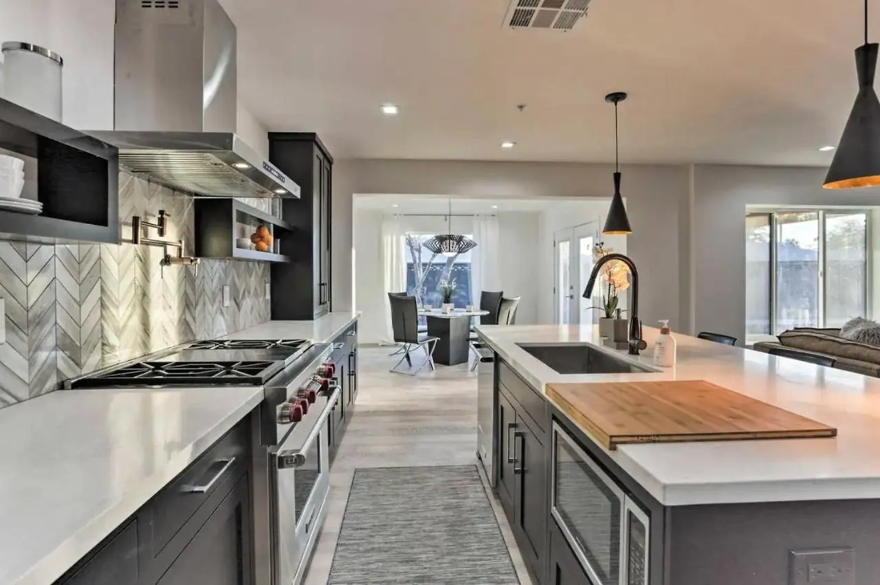 Quiet Luxury Estate W/ Heated Pool: Scottsdale Villa